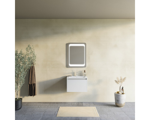 Baie modernă cu dulap de bază pentru lavoar, oglindă iluminată și decorațiuni