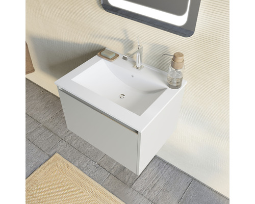 Chiuvetă cu dulap și robinet în baie