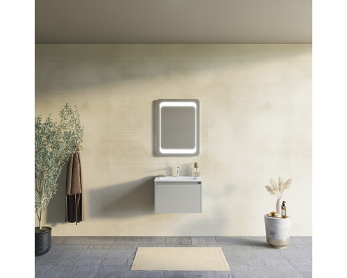 Baie modernă cu lavoar, oglindă iluminată și decorațiuni