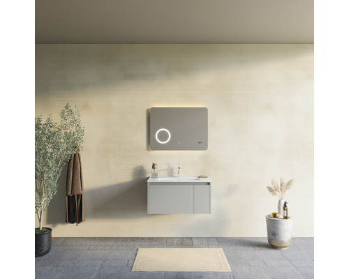 Baie cu dulap sub chiuvetă, oglindă iluminată și decorațiuni