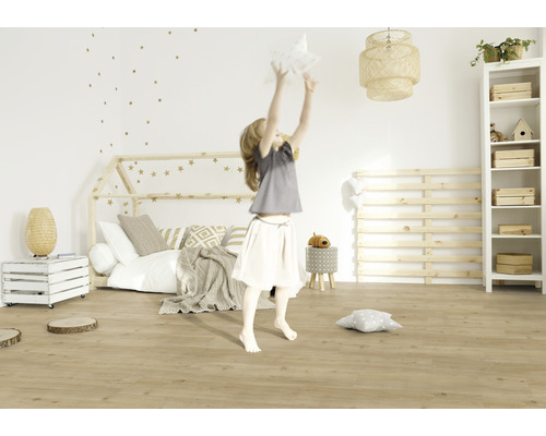 Fetiță se joacă într-o cameră luminoasă pentru copii cu podea din lemn, pat tip căsuță și decorațiuni de perete cu stele.