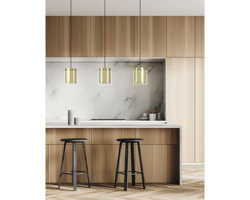 Bucătărie luminoasă cu trei lămpi suspendate deasupra unei insule de bucătărie și două scaune de bar.