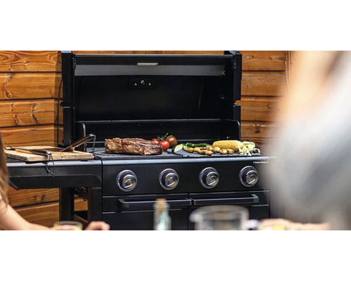 Grătar pe gaz cu friptură, legume și știuleți de porumb pe grătar