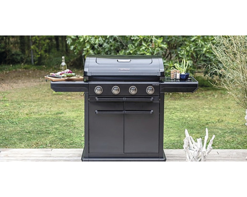 Grătar cu gaz închis la culoare, cu patru arzătoare, în aer liber, cu rafturi