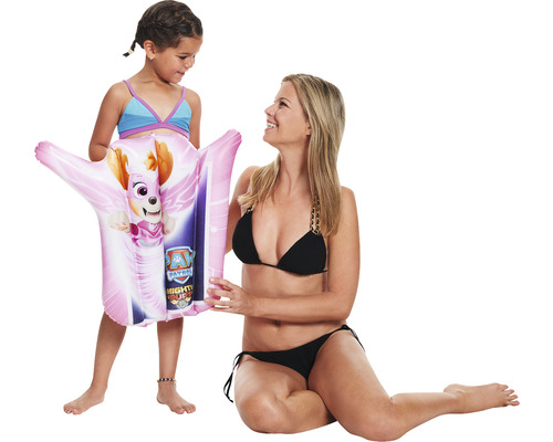 Fată cu vestă de înot Paw Patrol și femeie în bikini