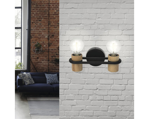 Aplică perete interior vintage Chieveley E27 max. 2x40W, negru/lemn natur Lumină de perete cu două becuri, detalii din lemn și suport negru pe un perete de cărămidă albă