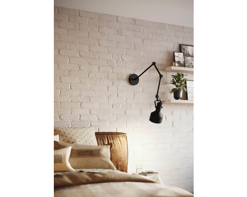 Dormitor cu pat și lampă de perete reglabilă