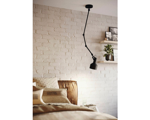 Dormitor cu pat și lampă de tavan neagră