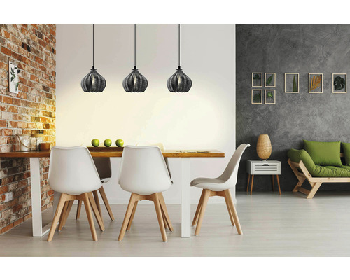 Sufragerie cu masă, scaune și trei corpuri de iluminat suspendate