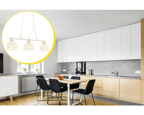 Bucătărie modernă cu masă de sufragerie și lampă suspendată cu trei brațe