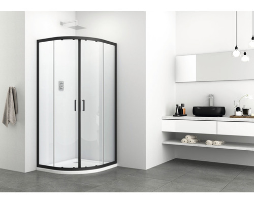 Baie modernă cu cabină de duș, chiuvetă și oglindă