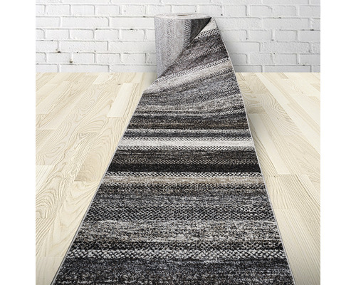 Covor rulat cu model în dungi pe podea de lemn