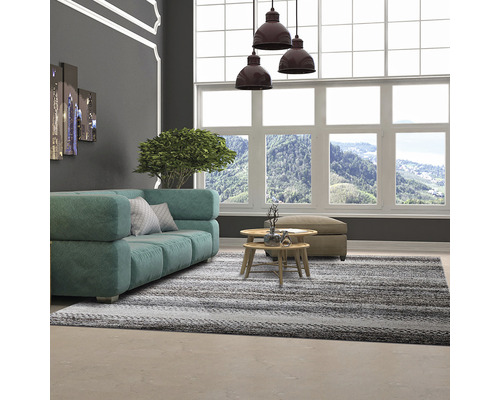 Cameră de zi cu canapea, covor, masă și fereastră cu vedere la munte