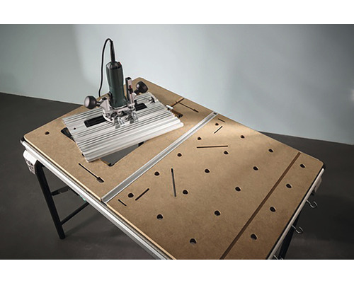Freza superioară pe o masă multifuncțională cu profile de aluminiu și placă perforată