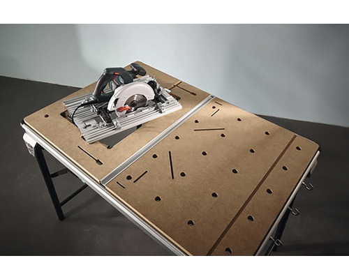 Fierăstrău circular portabil pe o masă multifuncțională pentru prelucrarea lemnului