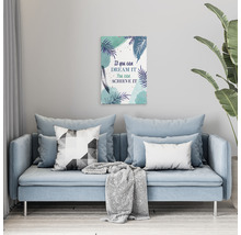Tablou decorativ de perete cu motiv deasupra unei canapele într-o sufragerie