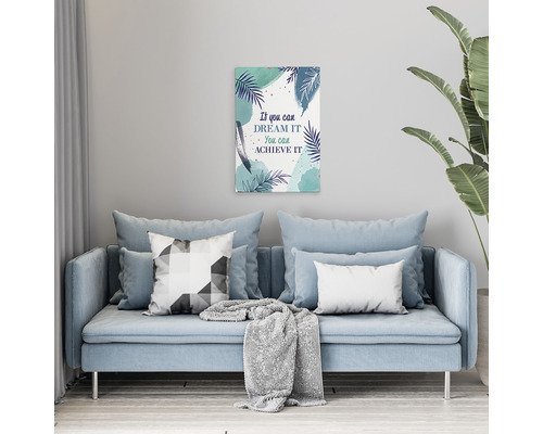 Tablou decorativ de perete cu motiv deasupra unei canapele într-o sufragerie