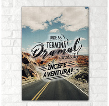 Imagine decorativă cu un drum și dictonul: Acolo unde se termină drumul cunoscut, începe aventura!