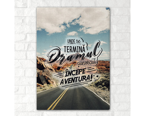 Imagine decorativă cu un drum și dictonul: Acolo unde se termină drumul cunoscut, începe aventura!