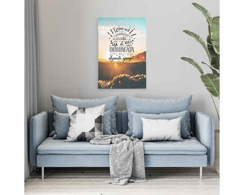 Decoratiune cu pictura murala deasupra canapelei in living