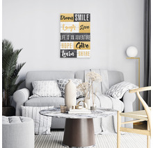 Decorarea camerei de zi cu o imagine de perete cu mesaje pozitive