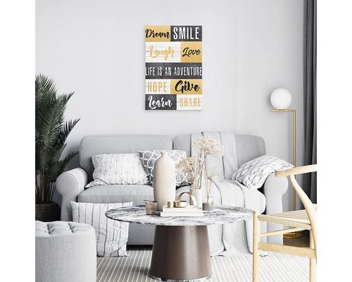 Decorarea camerei de zi cu o imagine de perete cu mesaje pozitive