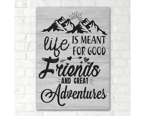 Imagine de perete decorativă cu citatul ''Viața este făcută pentru prieteni buni și aventuri mari''.