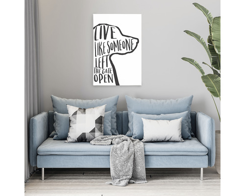 Tablou decorativ de perete cu siluetă de câine și inscripție deasupra canapelei