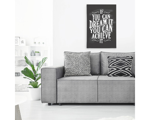 Living modern cu canapea gri, perne și tablou mural cu citat motivațional