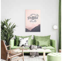 Living cu canapea verde, fotoliu și decor de perete cu inscripție românească.