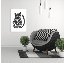 Decor de sufragerie cu fotoliu, plante de apartament și un poster cu un citat despre pisici.