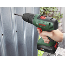 O persoană găurește o tablă metalică cu o șurubelniță electrică. Logo Bosch.