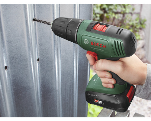 O persoană găurește o tablă metalică cu o șurubelniță electrică. Logo Bosch.