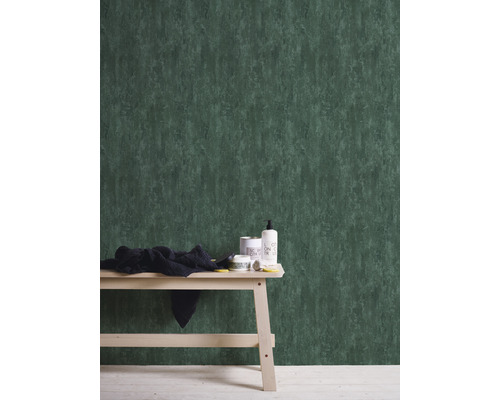 Imagine a camerei cu tapet verde netesut, masă laterală și articole de baie.