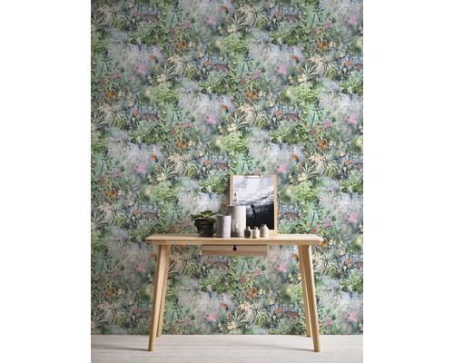 Imaginea unei camere cu tapet cu junglă, masă și decorațiuni