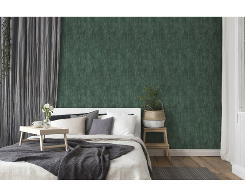 Dormitor cu tapet verde texturat, pat și perdele.