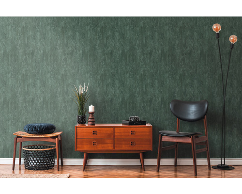 Living decorativ cu tapet verde, mobilier din lemn și lampadar