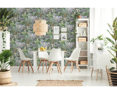 Zonă de luat masa luminoasă cu tapet cu junglă, masă și scaune albe