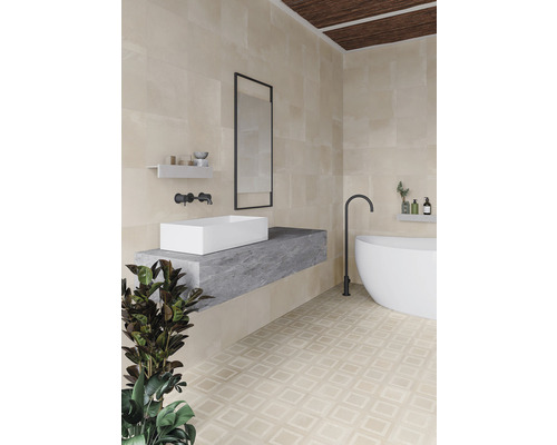 Baie luminoasă cu lavoar, oglindă, cadă și gresie cu model