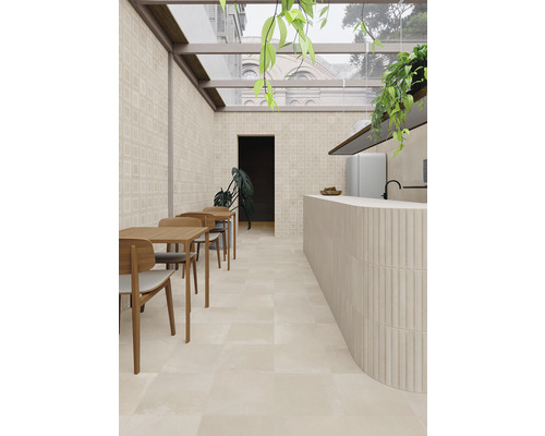 Spațiu luminos cu podea cu gresie, mese și tejghea pentru o ambianță primitoare.