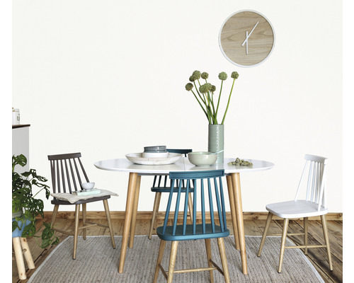 Masa de sufragerie cu scaune, veselă și vază cu flori într-o cameră luminoasă