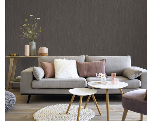 Living cu canapea, măsuțe de cafea și tapet texturat