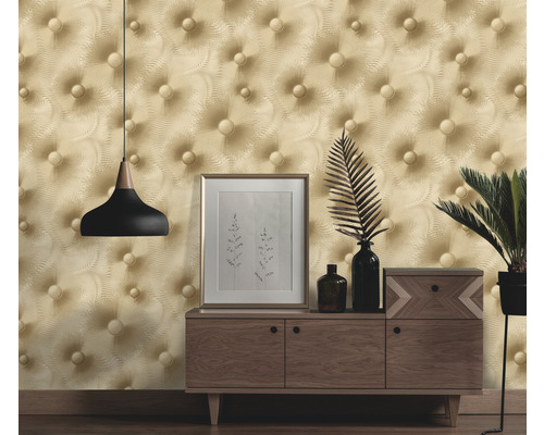 Interior cu tapet tapițat, comodă, decorațiuni și lampă