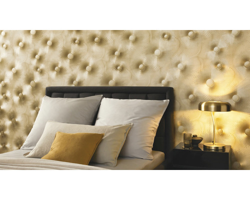 Dormitor cu tapet matlasat, pat și lampă de noptieră