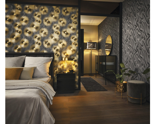 Dormitor cu pat, noptieră, lampadar, comodă, oglindă, taburet și tapet