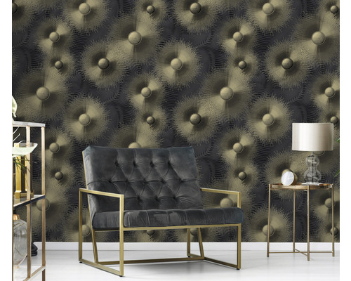 Living decorativ cu fotoliu și tapet cu model izbitor