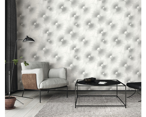 Cameră de zi cu fotoliu, masă și tapet cu model de nasturi