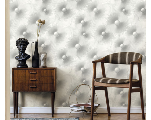 Scenă cu comodă, scaun și tapet cu model pentru decorarea pereților