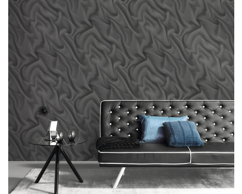 Cameră de zi cu tapet texturat, canapea și măsuță laterală