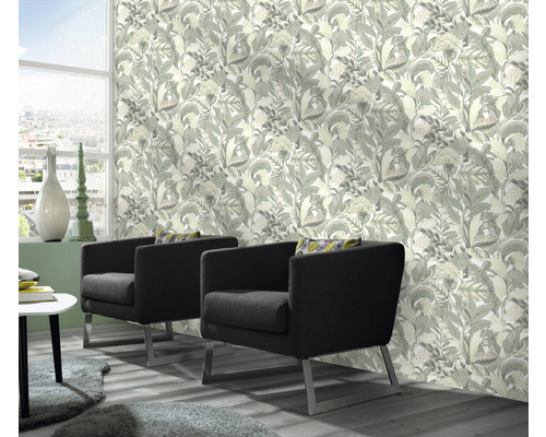 Cameră de zi cu tapet cu model floral, fotolii și fereastră